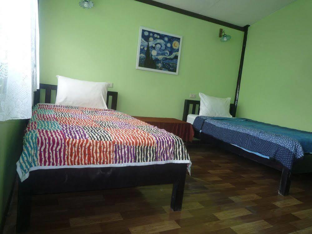 Noom Guesthouse Lop Buri Exterior foto